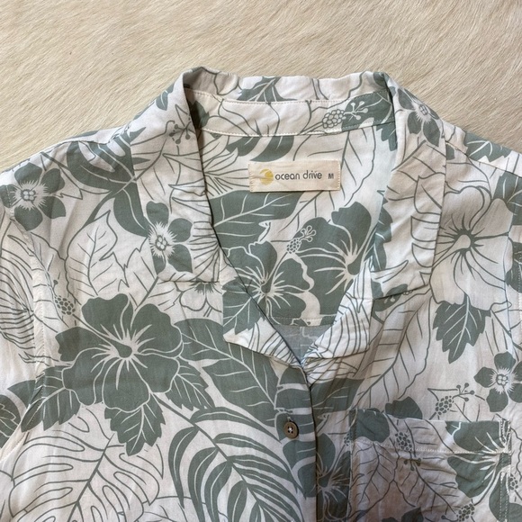 Ocean Drive tropical floral rayon button down collard top - Picture 4 of 10